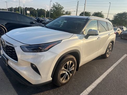 Used 2022 Toyota Highlander XLE AWD/4WD image 1