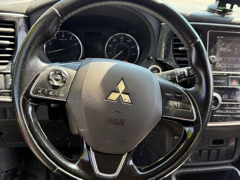 Used 2017 Mitsubishi Outlander SE FWD image 14