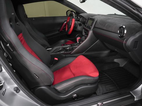 Used 2018 Nissan GT-R NISMO AWD/4WD image 2