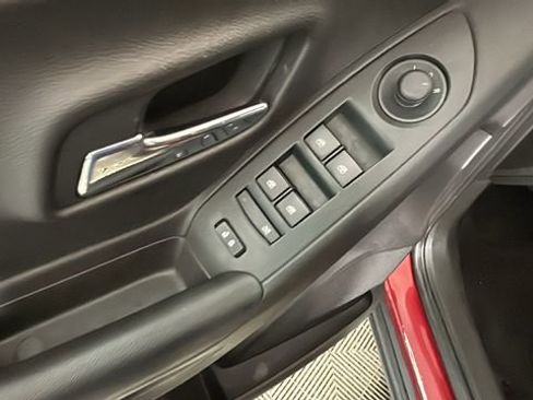 Used 2019 Chevrolet Trax LT w/ LT Convenience Package FWD image 11