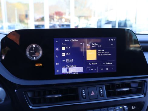 Used 2025 Lexus ES 350 w/ Premium Package image 21