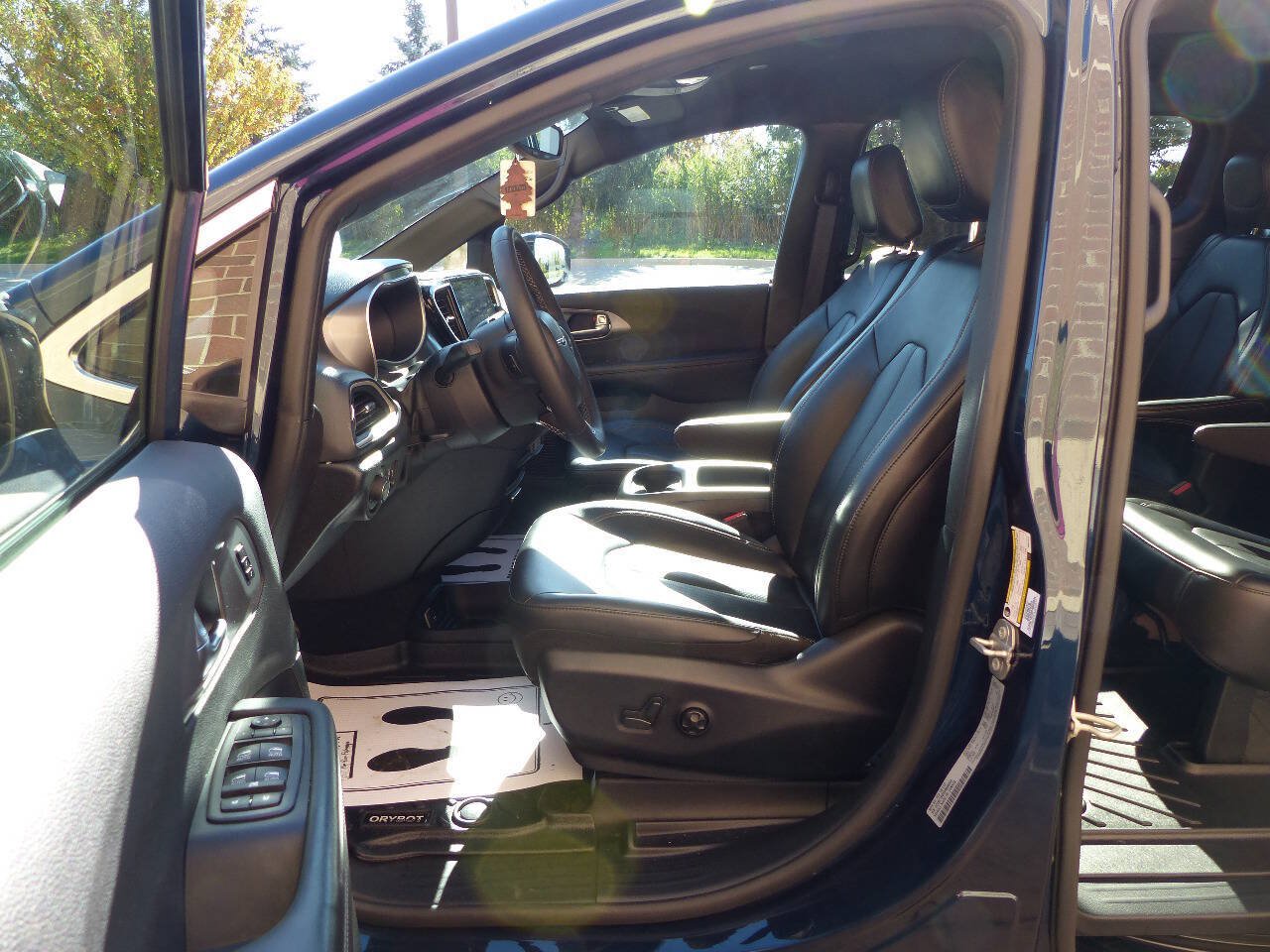 Used 2025 Chrysler Pacifica Select FWD image 23