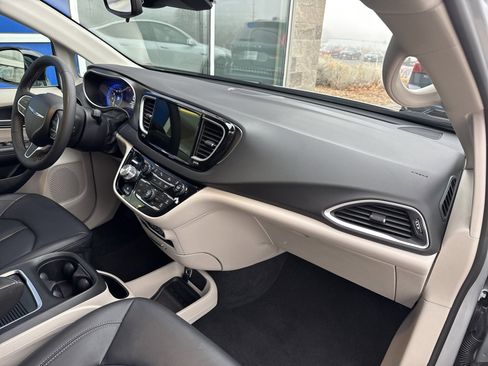 Used 2024 Chrysler Pacifica Touring-L image 14