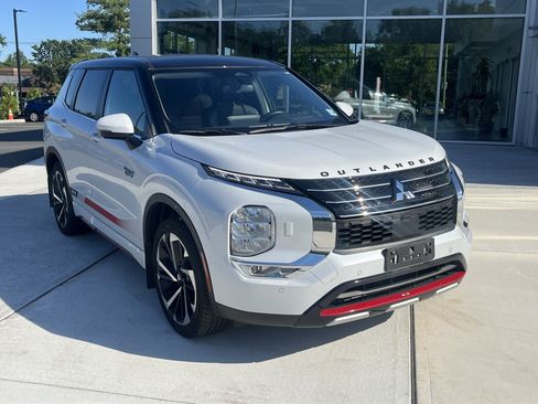 Used 2023 Mitsubishi Outlander SE AWD/4WD image 2