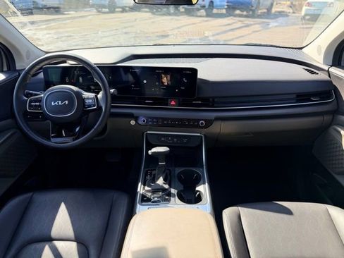 Used 2025 Kia Carnival EX image 21