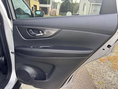 Used 2019 Nissan Rogue SV w/ Premium Package image 19