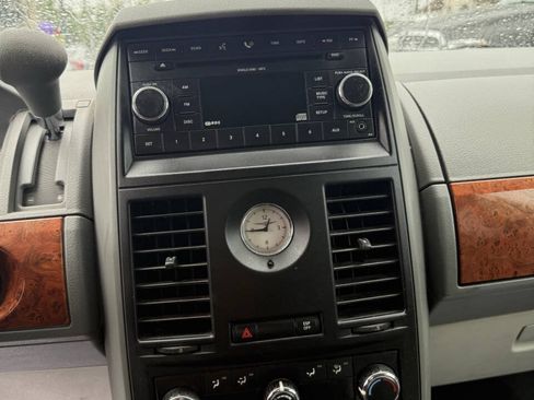 Used 2008 Chrysler Town & Country LX FWD image 6