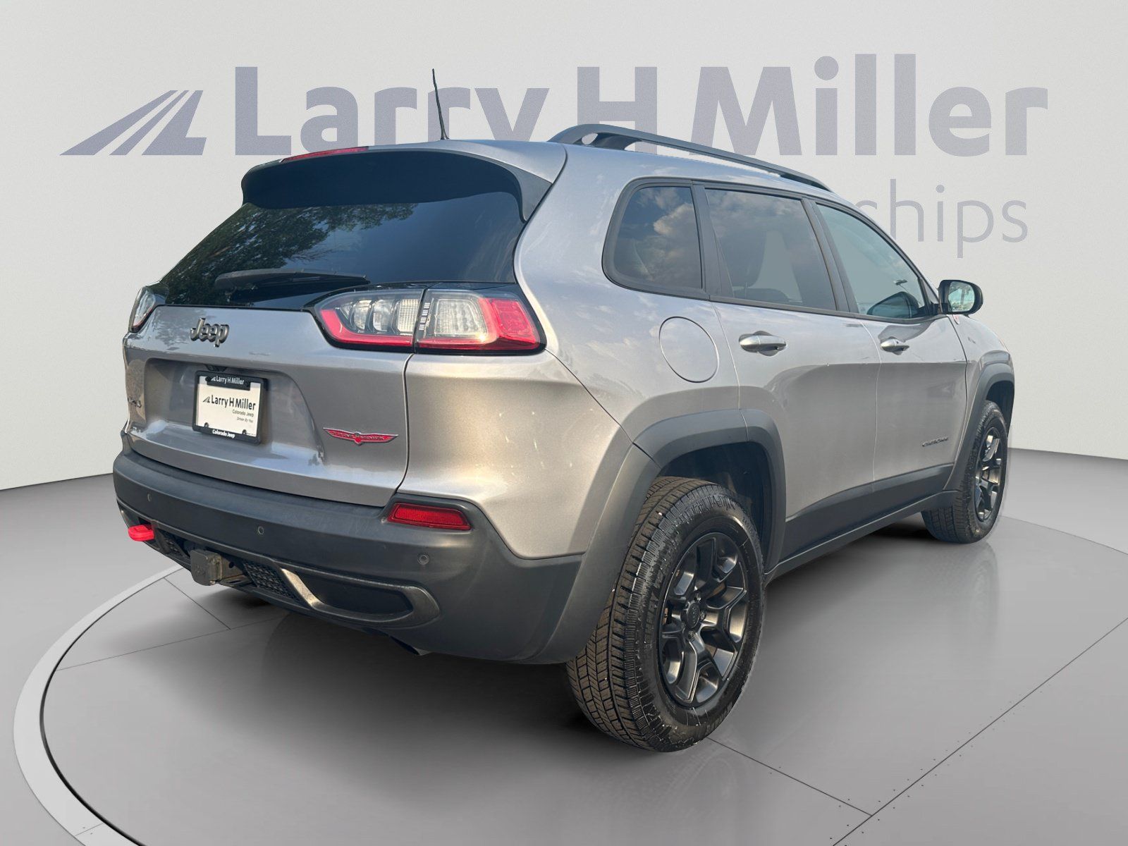 Used 2019 Jeep Cherokee Trailhawk w/ Cold Weather Group AWD/4WD image 5