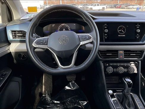 Used 2024 Volkswagen Taos SE image 5