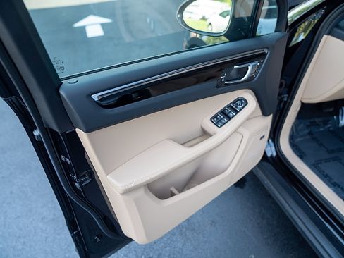 Used 2026 Porsche Macan AWD/4WD image 16