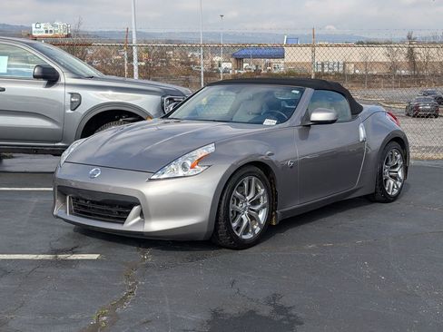Used 2010 Nissan 370Z Touring image 3