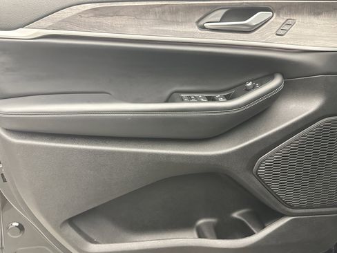 Used 2023 Jeep Grand Cherokee Limited image 9