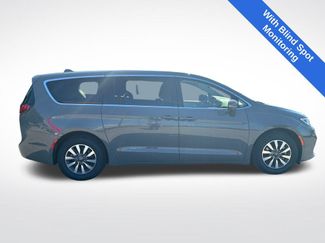 Used 2022 Chrysler Pacifica Touring-L w/ Uconnect Theater Family Group FWD video 2