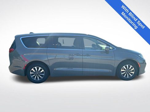 Used 2022 Chrysler Pacifica Touring-L w/ Uconnect Theater Family Group FWD image 2