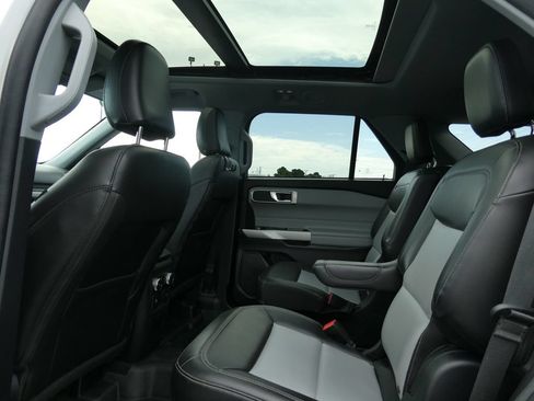 Used 2022 Ford Explorer XLT w/ Equipment Group 202A AWD/4WD image 20