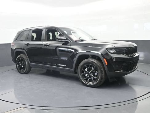 Used 2025 Jeep Grand Cherokee Altitude RWD image 8