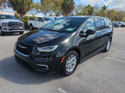 Used 2023 Chrysler Pacifica Touring-L image 10