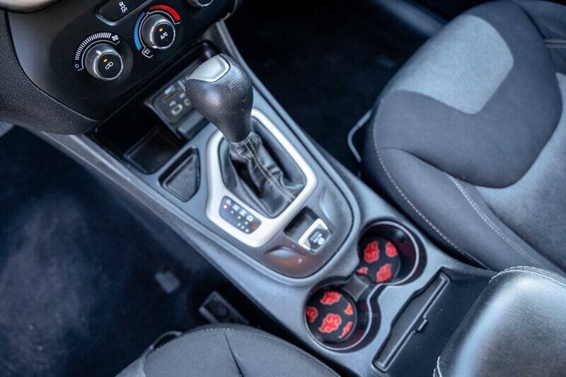 Used 2018 Jeep Cherokee Latitude w/ Altitude Package FWD image 14