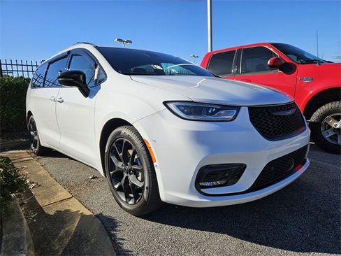 Used 2024 Chrysler Pacifica Limited w/ Uconnect Theater Family Group image 3