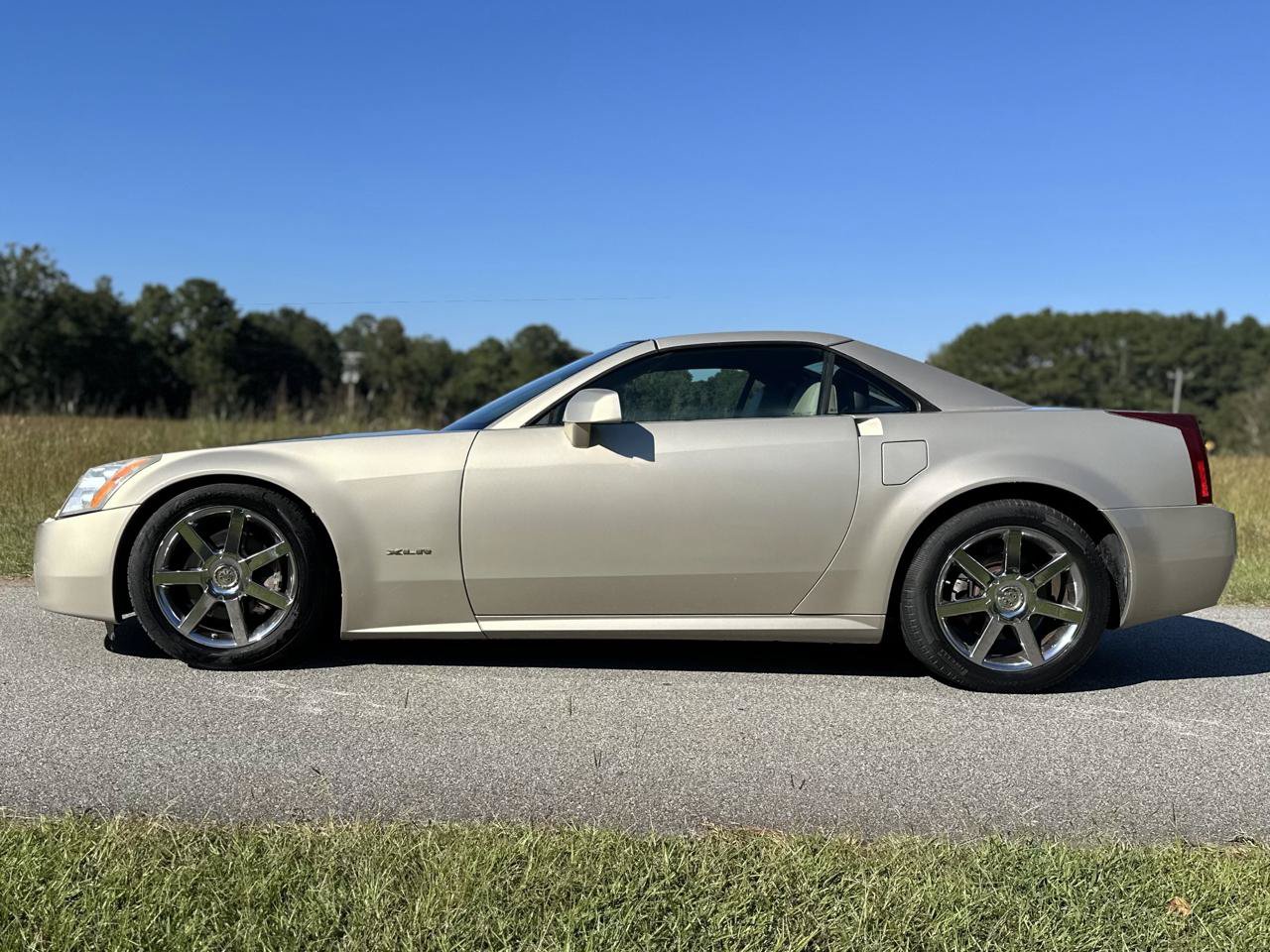Used 2006 Cadillac XLR RWD image 16