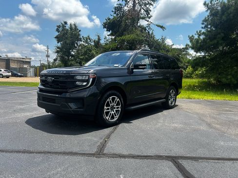 Certified 2025 Ford Expedition Active AWD/4WD image 3