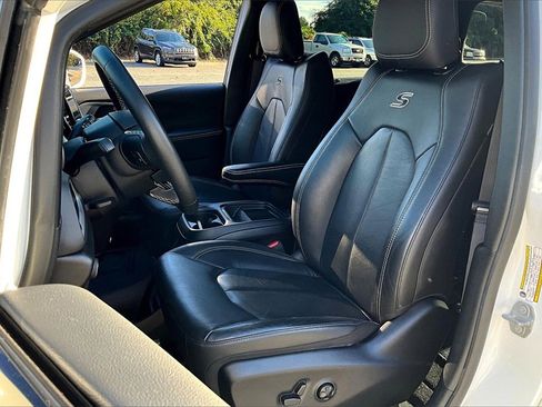 Used 2020 Chrysler Pacifica Touring-L w/ S Appearance Package image 19