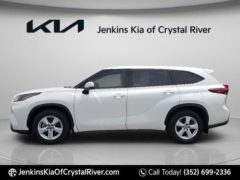 Used 2021 Toyota Highlander L AWD/4WD image 13