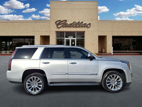 Used 2020 Cadillac Escalade Luxury AWD/4WD image 2
