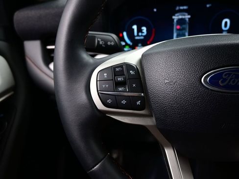 Used 2025 Ford Explorer Active w/ Active Comfort Package RWD image 19