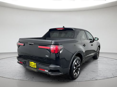 Used 2025 Hyundai Santa Cruz SE AWD/4WD image 3