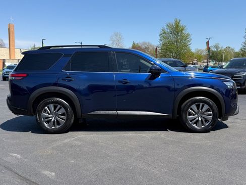 Used 2025 Nissan Pathfinder SV FWD image 9