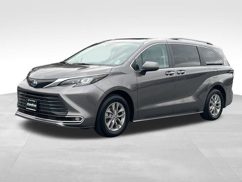 Used 2024 Toyota Sienna XLE image 2