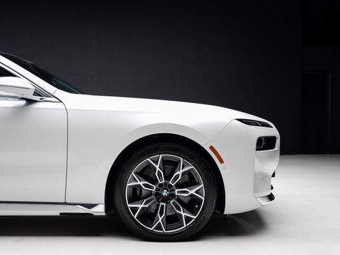 Used 2023 BMW i7 xDrive60 AWD/4WD image 38