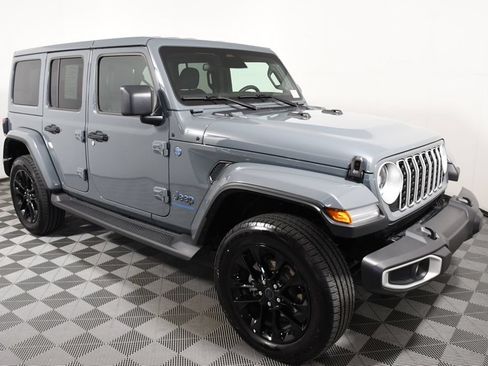 Used 2025 Jeep Wrangler Unlimited Sahara AWD/4WD image 8