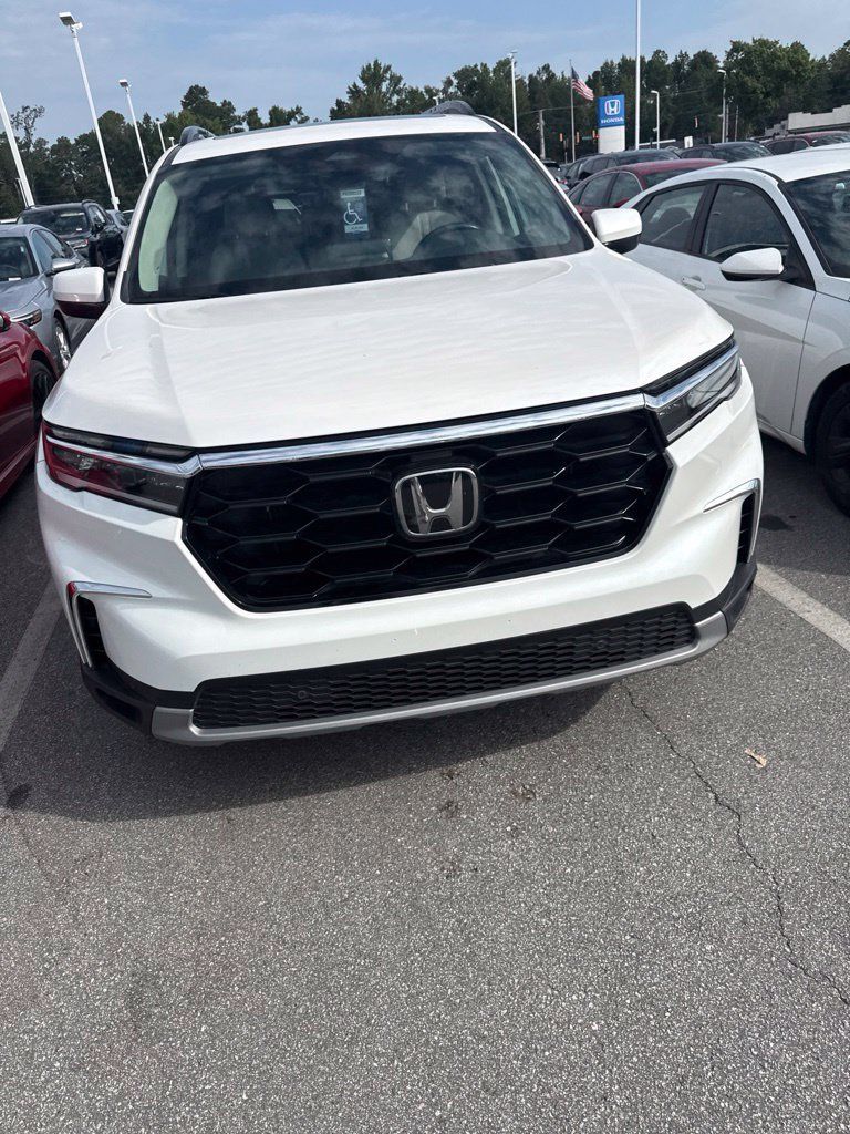 Used 2025 Honda Pilot Touring image 2