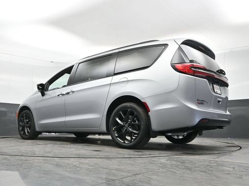 New 2026 Chrysler Pacifica Select w/ S Appearance Package AWD/4WD image 45