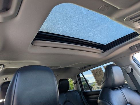 Used 2024 Toyota Highlander XLE image 3