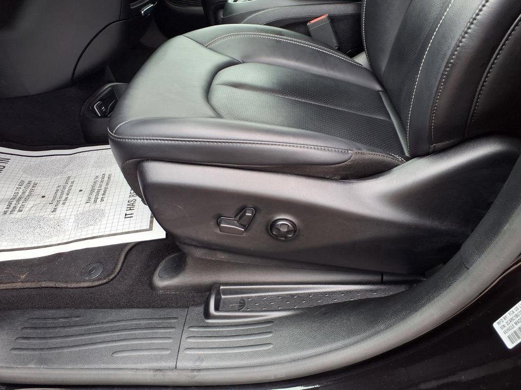 Used 2025 Chrysler Pacifica Select FWD image 16