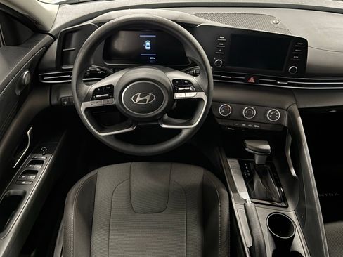 Certified 2025 Hyundai Elantra SE FWD image 8