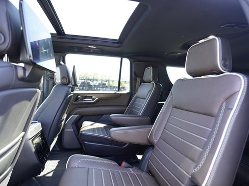 Used 2025 GMC Yukon XL Denali Ultimate AWD/4WD image 11