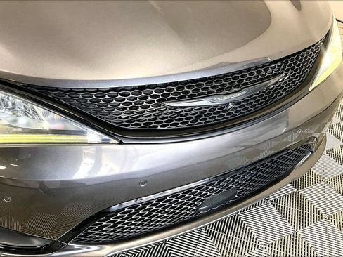 Used 2020 Chrysler Pacifica Limited w/ Advanced Safetytec Group FWD image 31