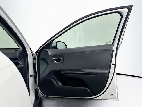 Used 2025 Kia K4 LXS image 31