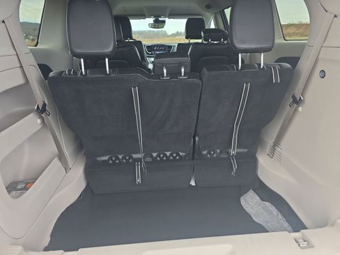 Used 2024 Chrysler Pacifica Touring-L image 23