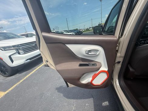 Used 2015 Jeep Renegade Latitude w/ Cold Weather Group FWD image 18