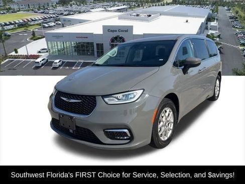 Certified 2023 Chrysler Pacifica Touring-L FWD image 2