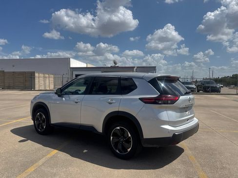 Certified 2025 Nissan Rogue SV FWD image 15