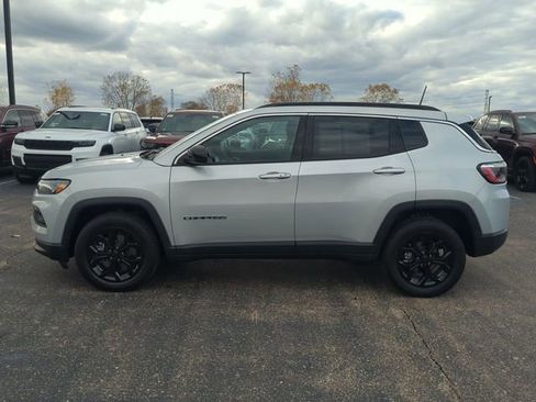 Used 2024 Jeep Compass Latitude AWD/4WD image 6