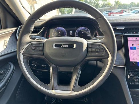 Used 2023 Jeep Grand Cherokee Limited w/ Black Appearance Package AWD/4WD image 16