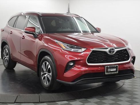 Certified 2023 Toyota Highlander XLE image 8