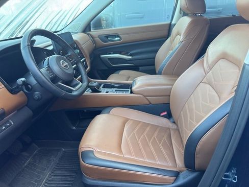 Used 2024 Nissan Pathfinder Platinum image 10